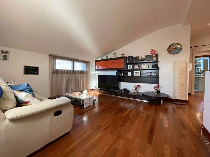 Appartamento trilocale in affitto in Via De Amicis, Bollate