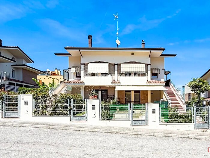 Appartamento trilocale in vendita in Via Emilia Romagna, San Clemente