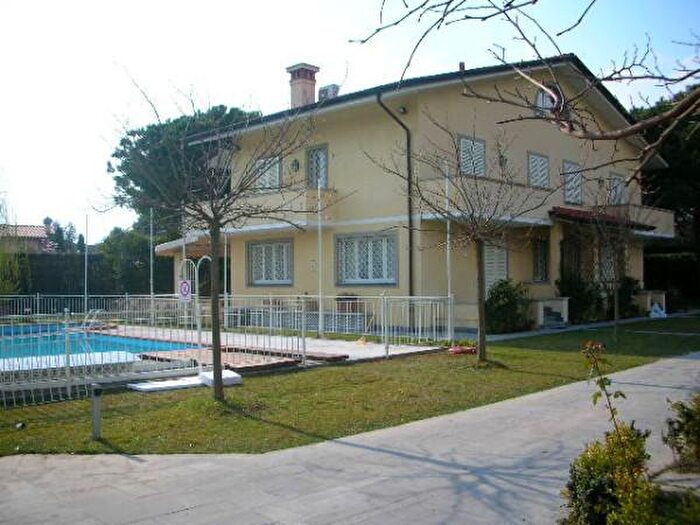 Casa con 6 locali in affitto in Forte Dei Marmi