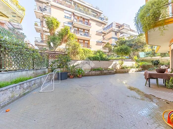 Appartamento trilocale in vendita in Via Isidoro del Lungo, Roma