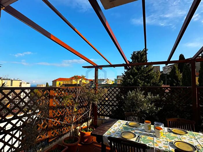 Appartamento con 6 locali in vendita in Piazzale Piemonte, Albissola Marina