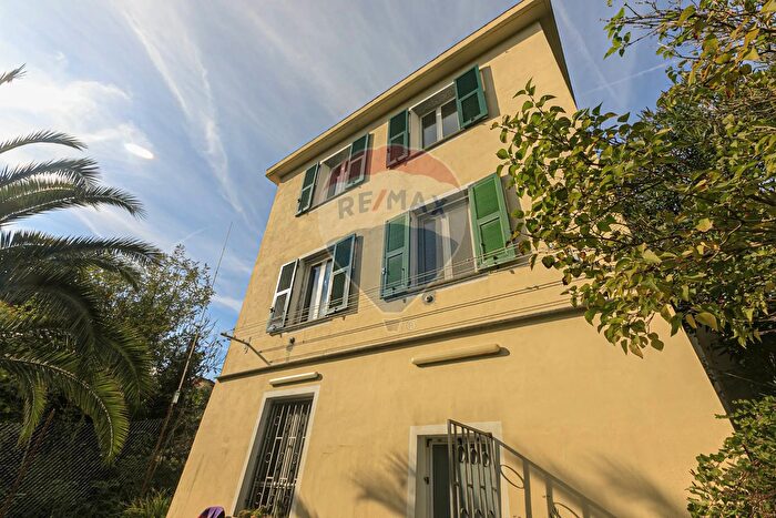 Casa con 8 locali in vendita in Salita San Giacomo di Molassana, Genova