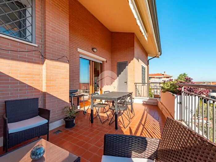 Appartamento trilocale in vendita in Via Bronte, Roma