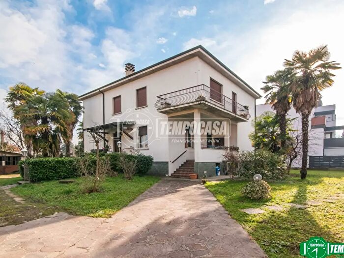 Casa con 5 locali in vendita in Via Gioacchino Rossini, Garbagnate Milanese