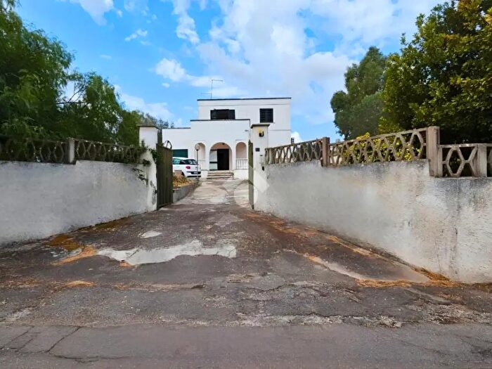 Casa con 7 locali in vendita in Via delle Serre, Galatone