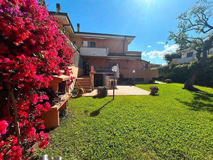 Casa con 5 locali in affitto in Viale Viareggio, Fregene, Fiumicino