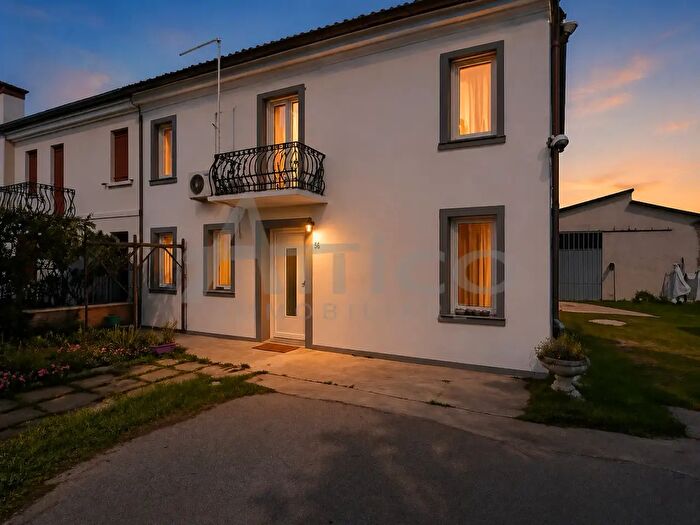 Casa con 9 locali in vendita in Viale Porta Adige Ro, Rovigo