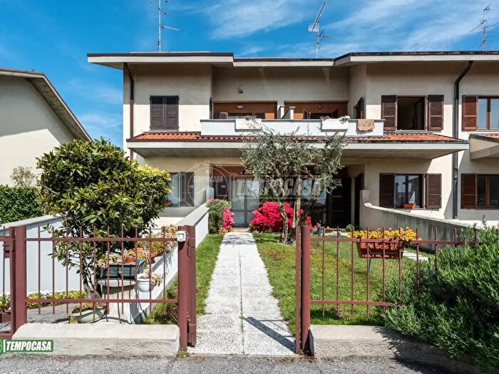 Casa quadrilocale in vendita in Via Cristoforo Colombo, Carate Brianza