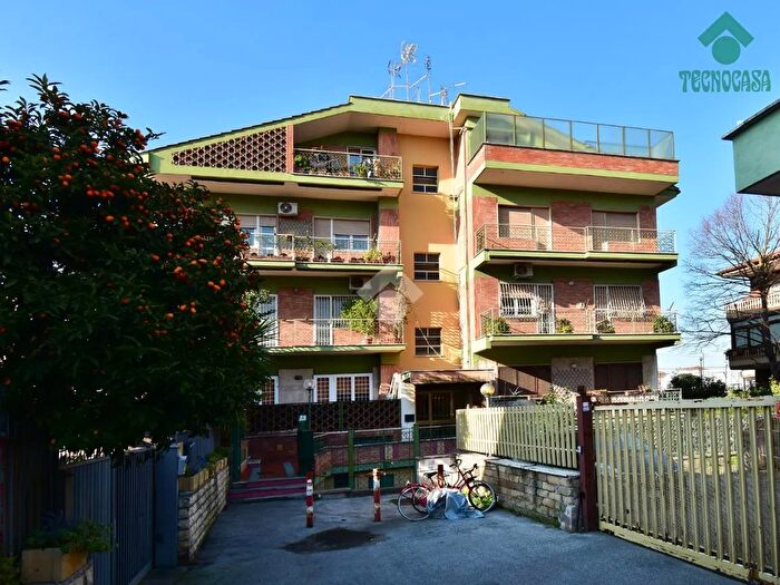 Appartamento trilocale in vendita in Via Rende, Roma