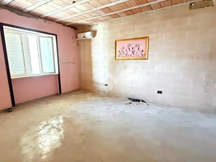 Casa con 8 locali in vendita in Via Ugo Foscolo, Racale