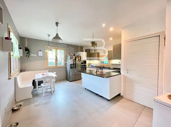 Casa quadrilocale in vendita in Massa E Cozzile