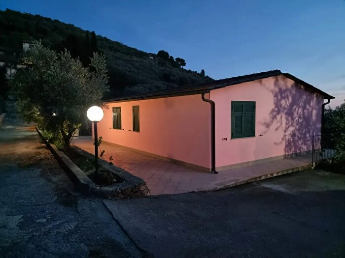 Casa con 5 locali in vendita in Imperia