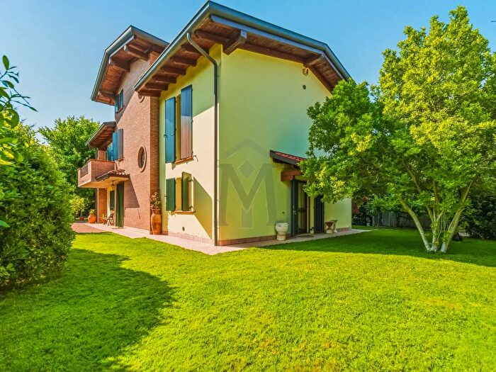 Casa con 7 locali in vendita in Via IV Novembre a, Montecchio Emilia
