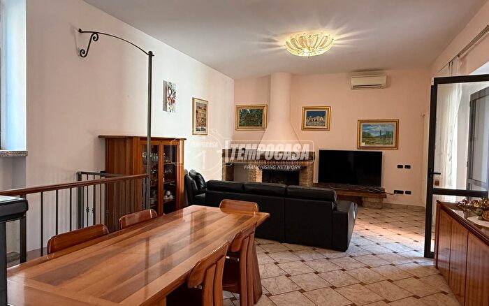 Appartamento quadrilocale in vendita in Via Oriani, Monza