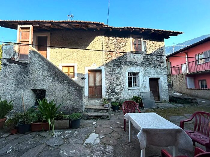 Casa quadrilocale in vendita in Via Fontana, Colico