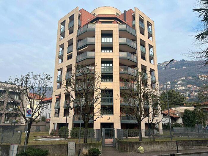 Appartamento bilocale in affitto in Via Carloni, Borghi, Como