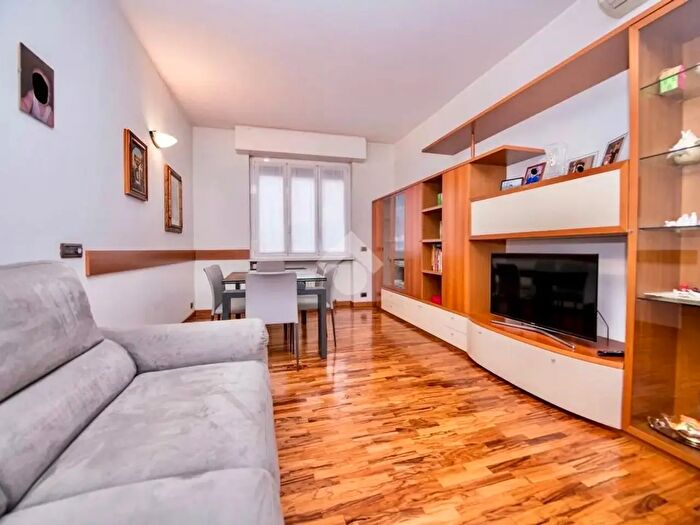 Appartamento trilocale in vendita in Via Lambrate, Milano