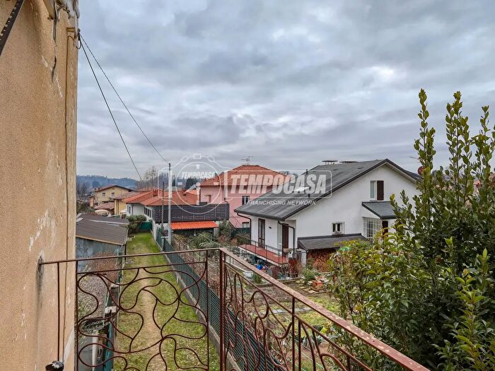 Appartamento trilocale in vendita in Bisuschio