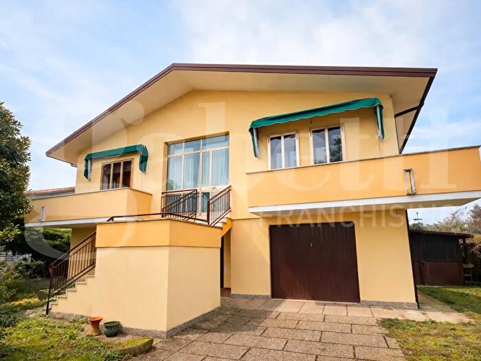 Casa con 7 locali in vendita in Via Rossini, Solesino