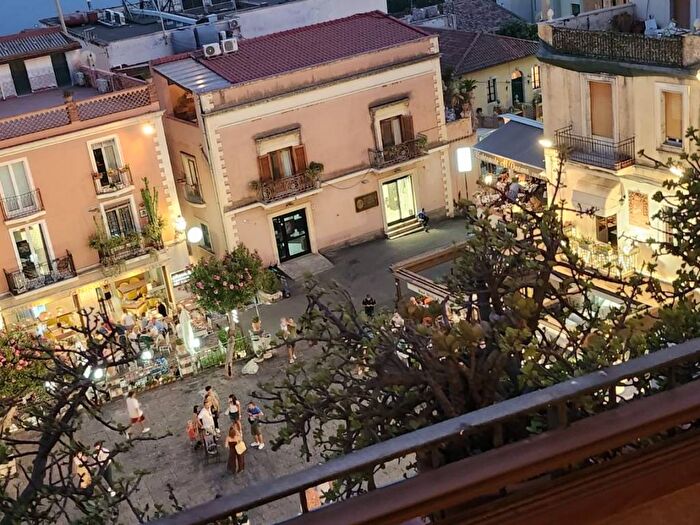 Appartamento quadrilocale in affitto in Via Giordano Bruno, Centro, Taormina