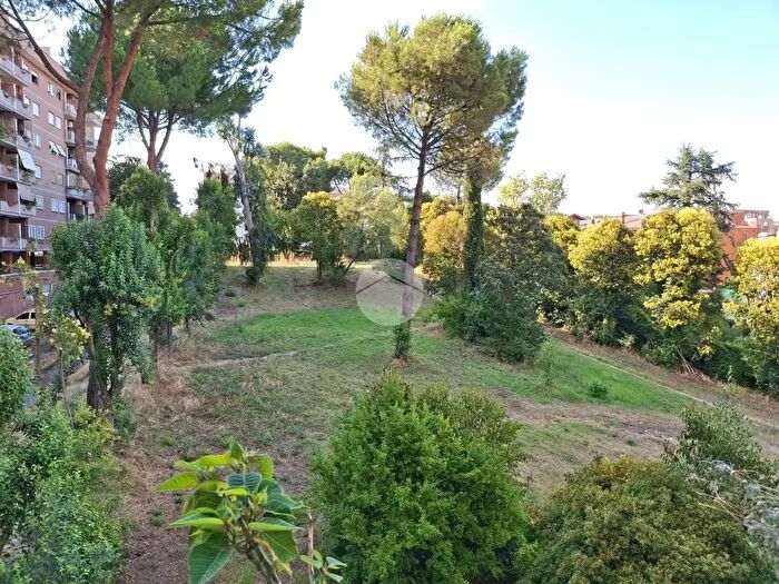 Appartamento quadrilocale in vendita in Largo Bacone, Roma