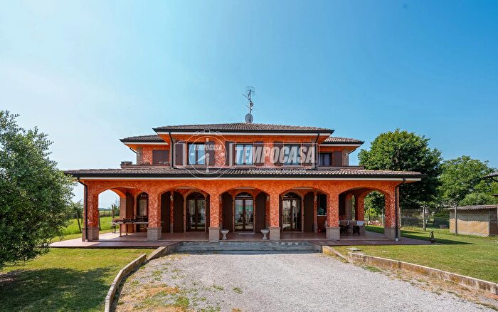 Casa con 5 locali in vendita in Via Benvenuto Cellini, Castelnovo Di Sotto