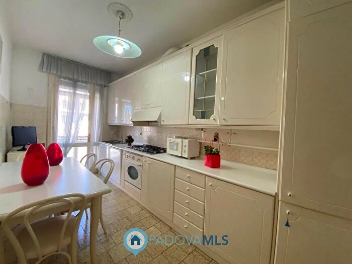 Casa con 6 locali in vendita in Battaglia Terme