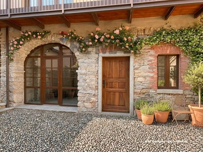 Appartamento trilocale in vendita in Via Regina Margherita Tapigliano di Nebbiuno, Nebbiuno