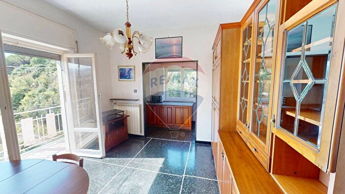 Appartamento trilocale in vendita in Genova