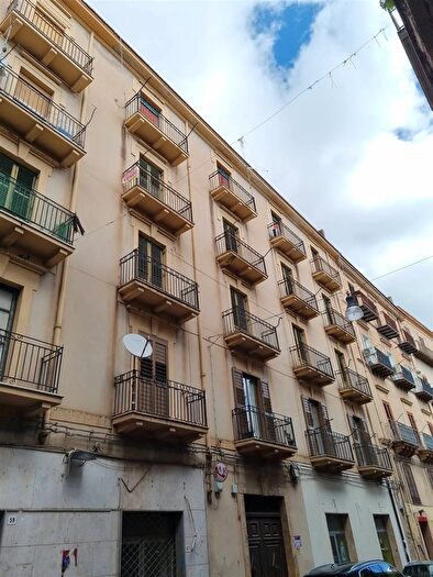 Appartamento con 8 locali in vendita in Corso Vittorio Emanuele Caltanissetta, Caltanissetta