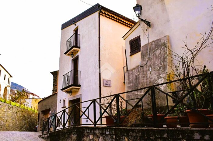 Appartamento con 6 locali in vendita in Via Duomo, Paola