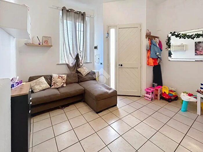 Casa quadrilocale in vendita in Via Tosco Romagnola, Cascina