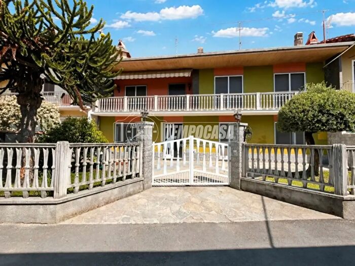 Casa con 8 locali in vendita in Via Perino Mazzè, Mazze