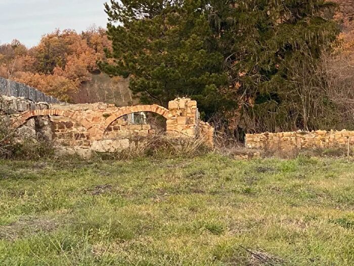 Casa con 10 locali in vendita in Frazione Tuseggia, Camerino
