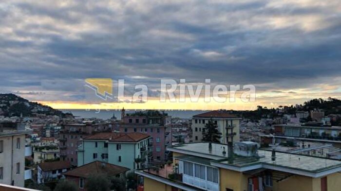 Appartamento trilocale in vendita in Via Castruccio, Rapallo