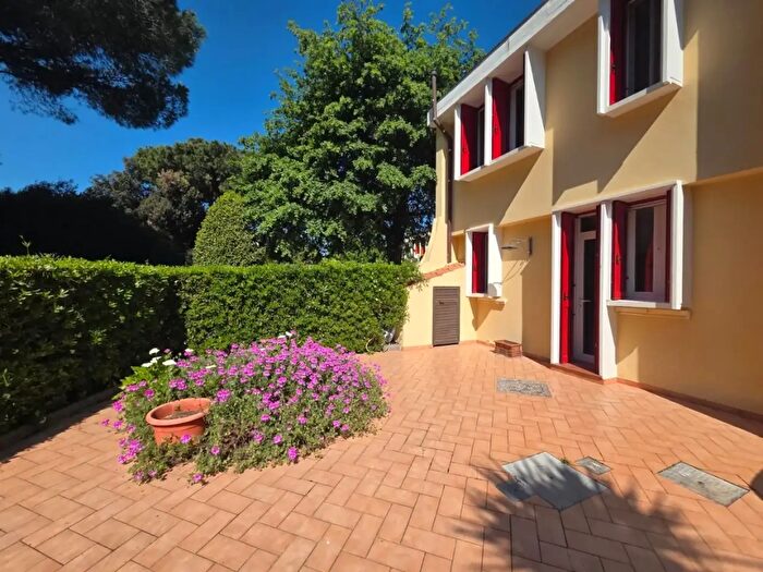 Casa con 6 locali in vendita in Urelia Sud, Cecina