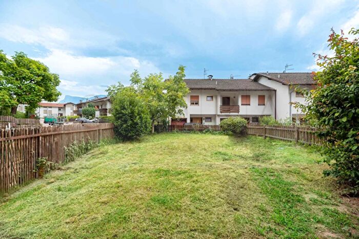 Casa con 7 locali in vendita in Via Volkmar, Postal