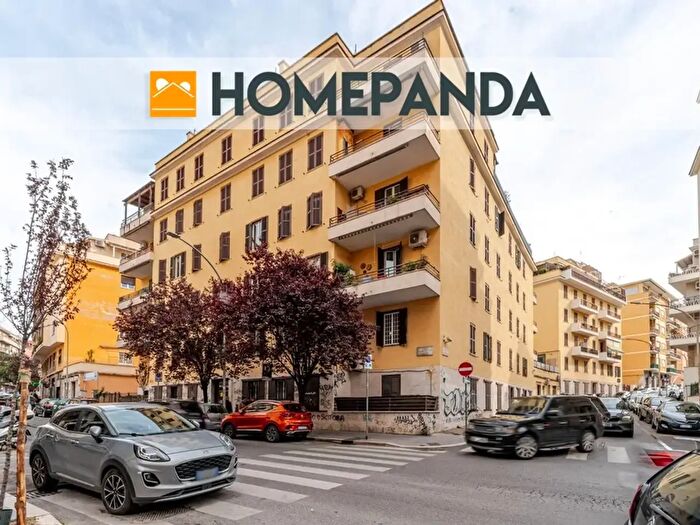 Appartamento trilocale in vendita in Via Edoardo Jenner, Roma