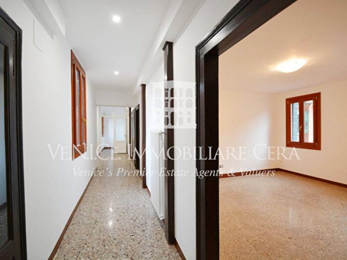 Appartamento quadrilocale in affitto in Campo Sant'Aponal, Rialto, Venezia