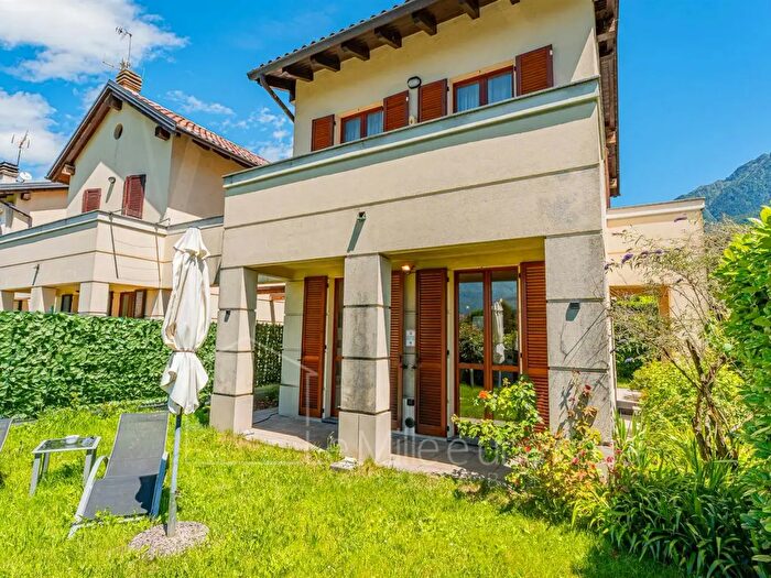 Casa con 7 locali in vendita in Via Vignolo, Colico