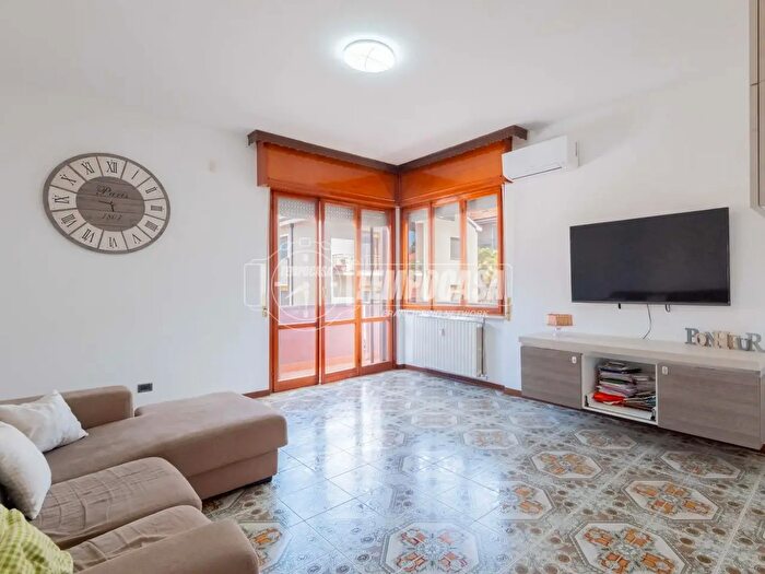 Appartamento quadrilocale in vendita in Via Cesare Battisti, Settimo Milanese
