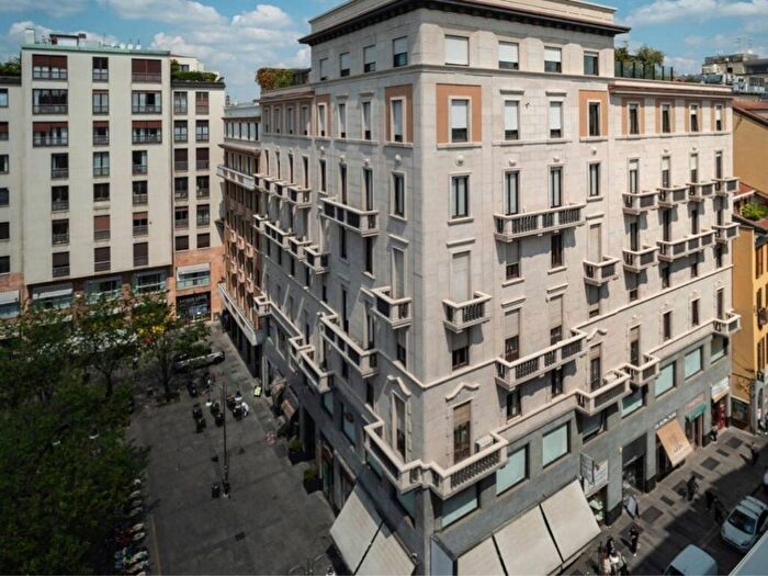Appartamento trilocale in affitto in Piazza Santa Maria Beltrade, Duomo, Milano