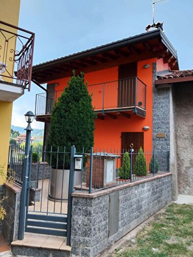 Casa trilocale in vendita in Strozza