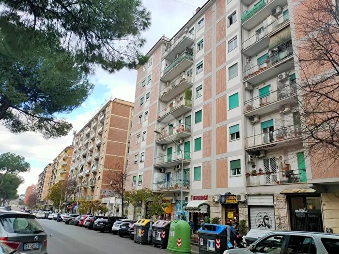 Appartamento trilocale in vendita in Via Roberto Malatesta, Roma