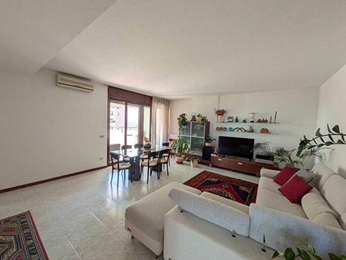 Appartamento con 5 locali in affitto in Via Raimondo Franchetti, Borgo Nuovo Navigatori, Verona