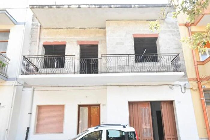 Casa con 6 locali in vendita in Latiano