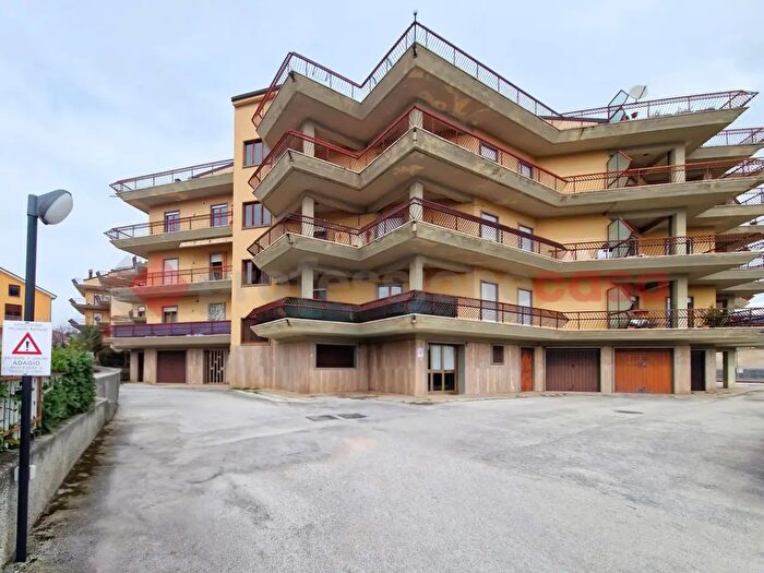 Casa trilocale in vendita in Via Montorio al Vomano, LAquila