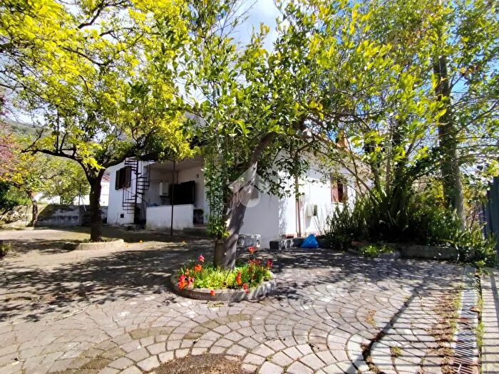 Casa con 5 locali in vendita in Traversa Antonio De Curtis, Cervino