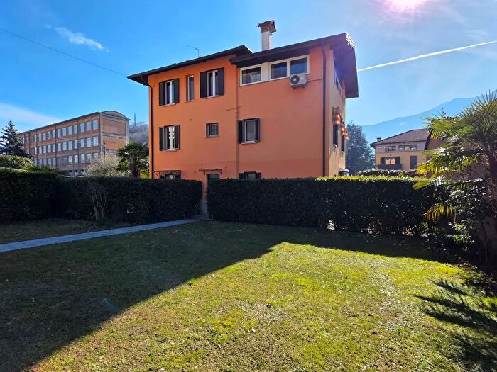 Appartamento trilocale in vendita in Via Regina, Tremezzina