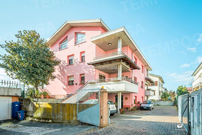 Appartamento con 8 locali in vendita in Via Parigi, Collecchio